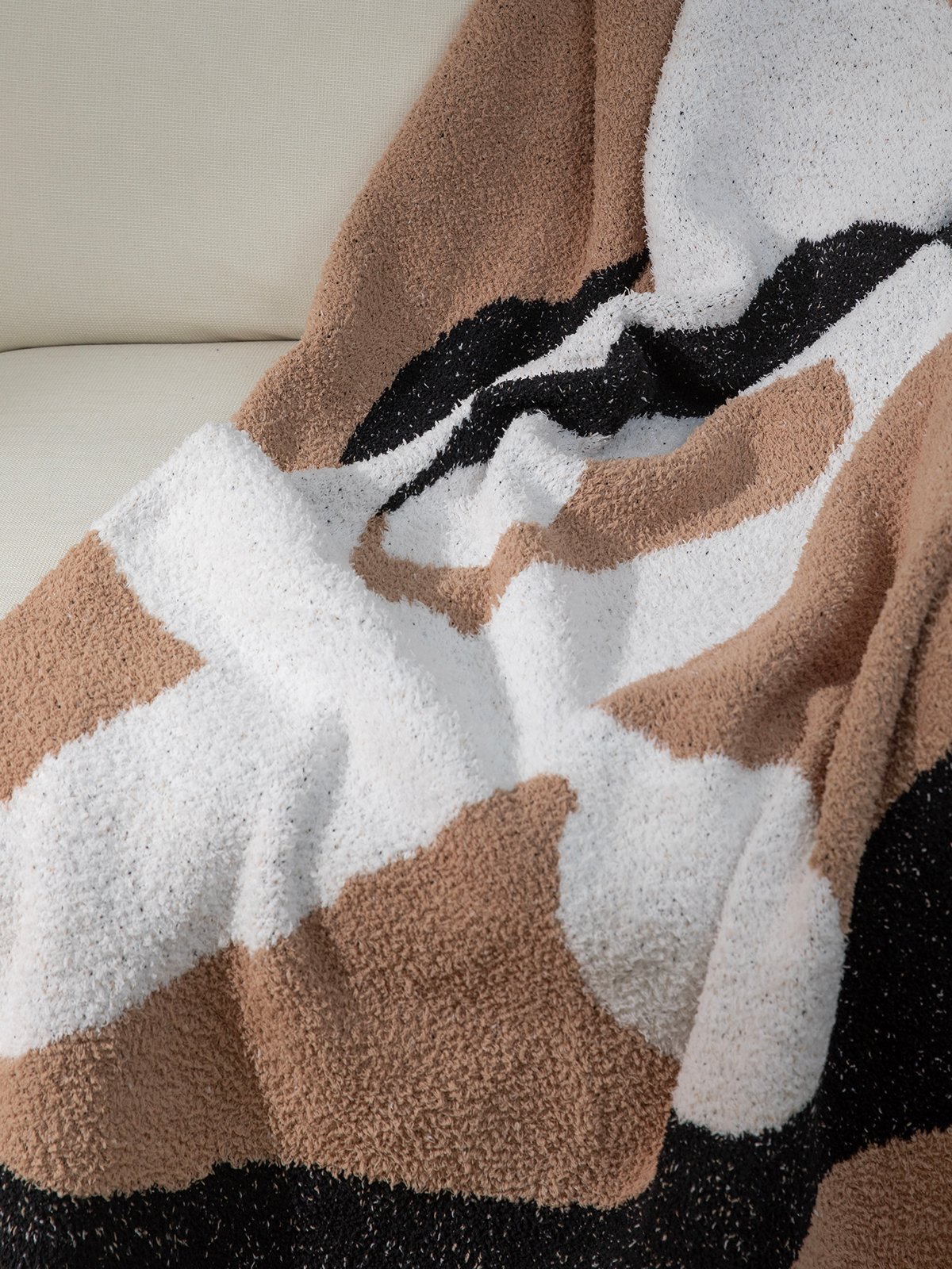 Cloud Drift Abstract Throw – Soft Decorative Blanket for Malta - Image 2